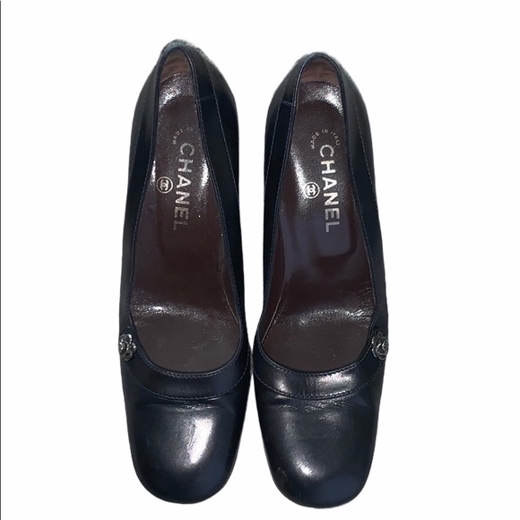 CHANEL BLACK LEATHER METAL CAMELLIA FLOWER PUMPS - Picture 1 of 6